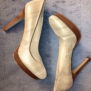 Golden Round Toe Pumps